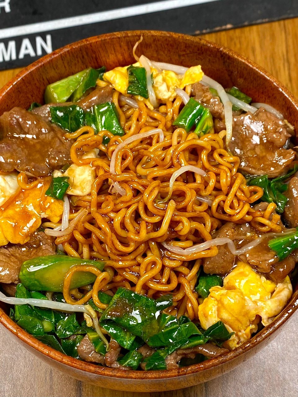 我妈做的这个湿炒牛肉面泰香啦 牛肉滑嫩可口的,搭配上芥蓝清甜脆嫩