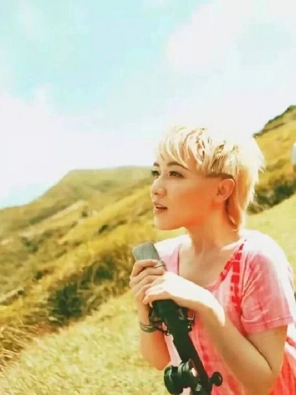 范晓萱:剃寸头打舌钉,为男友摘除子宫  是否存在那么一句歌词,曾在你