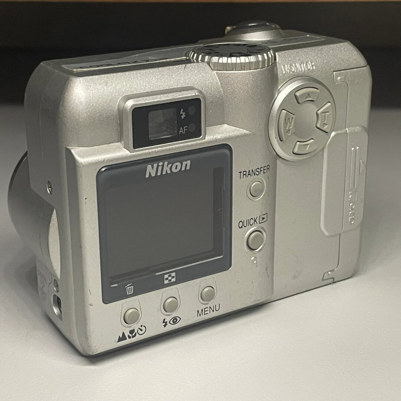 弃坑出ccd  尼康coolpix775是一款经典的数码相机,采用ccd传感器,能够