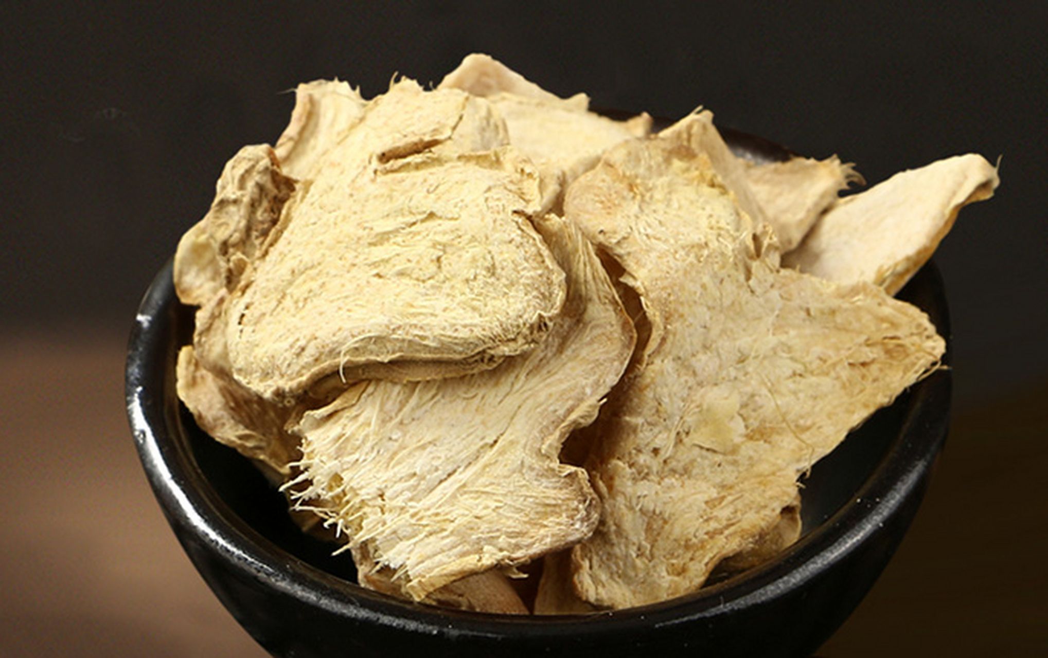 干姜的功效与作用 干姜,为姜科植物姜的干燥根茎,是我国传统中医药材