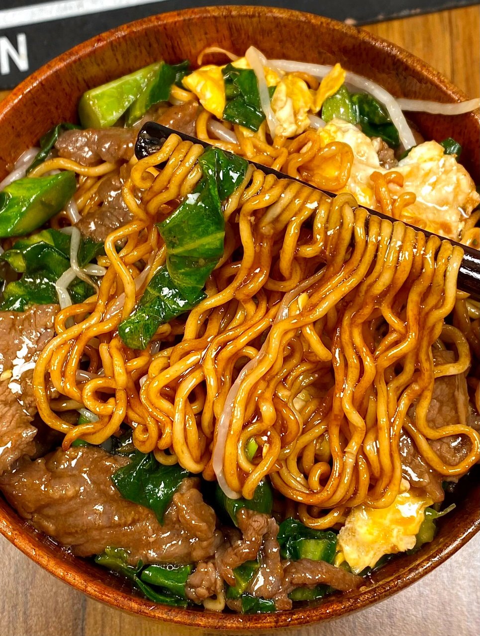 我妈做的这个湿炒牛肉面泰香啦 牛肉滑嫩可口的,搭配上芥蓝清甜脆嫩