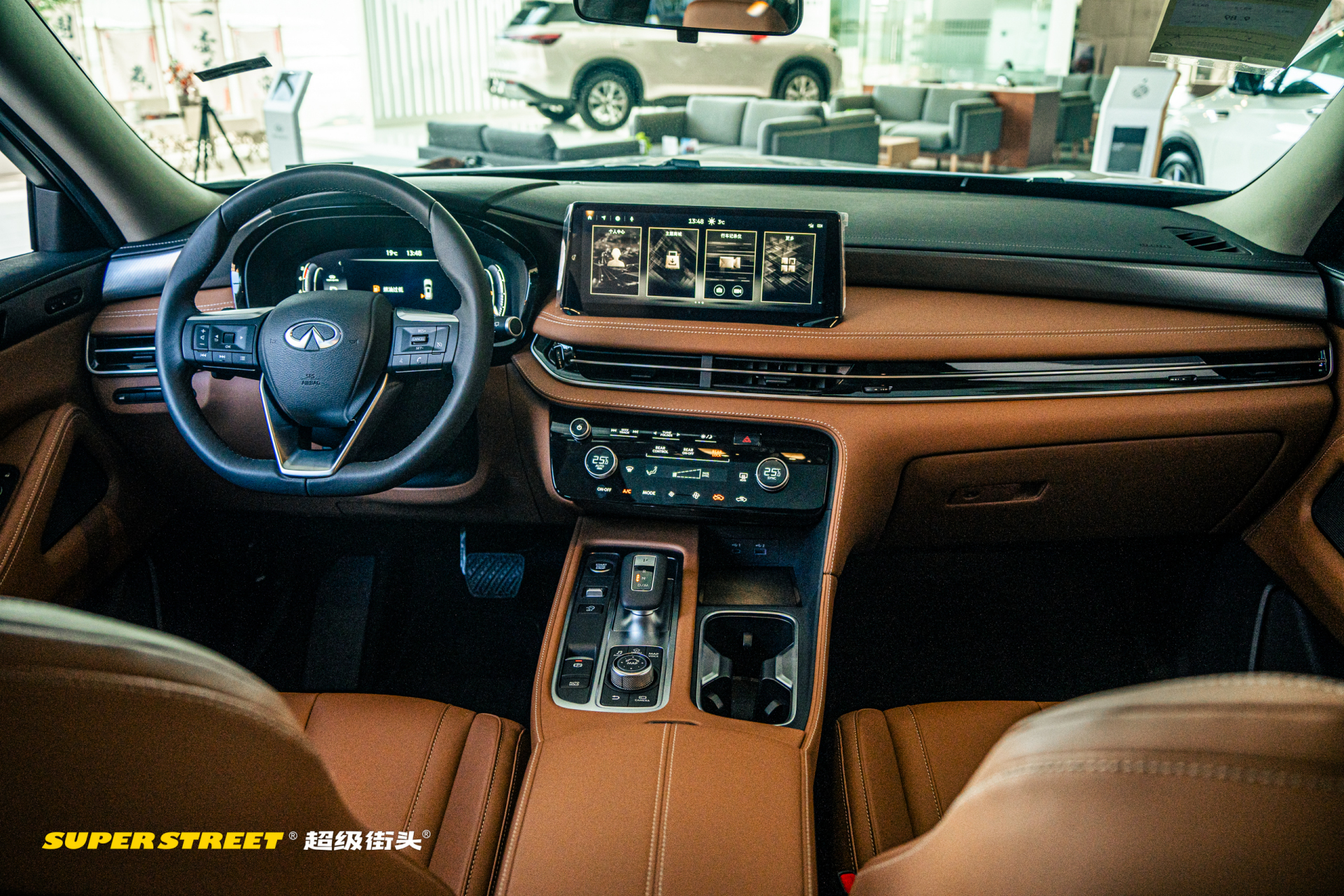 英菲尼迪qx60座椅乘坐起来真的是舒适,它这个材料是半苯胺的真皮座椅