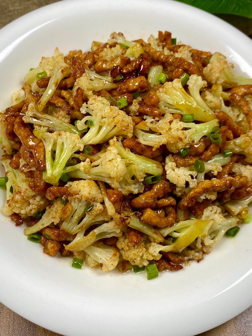 肉丝嫩滑嫩滑的,大人小孩都爱吃,快试试呦～ 食材:花菜,瘦肉,葱,蒜末