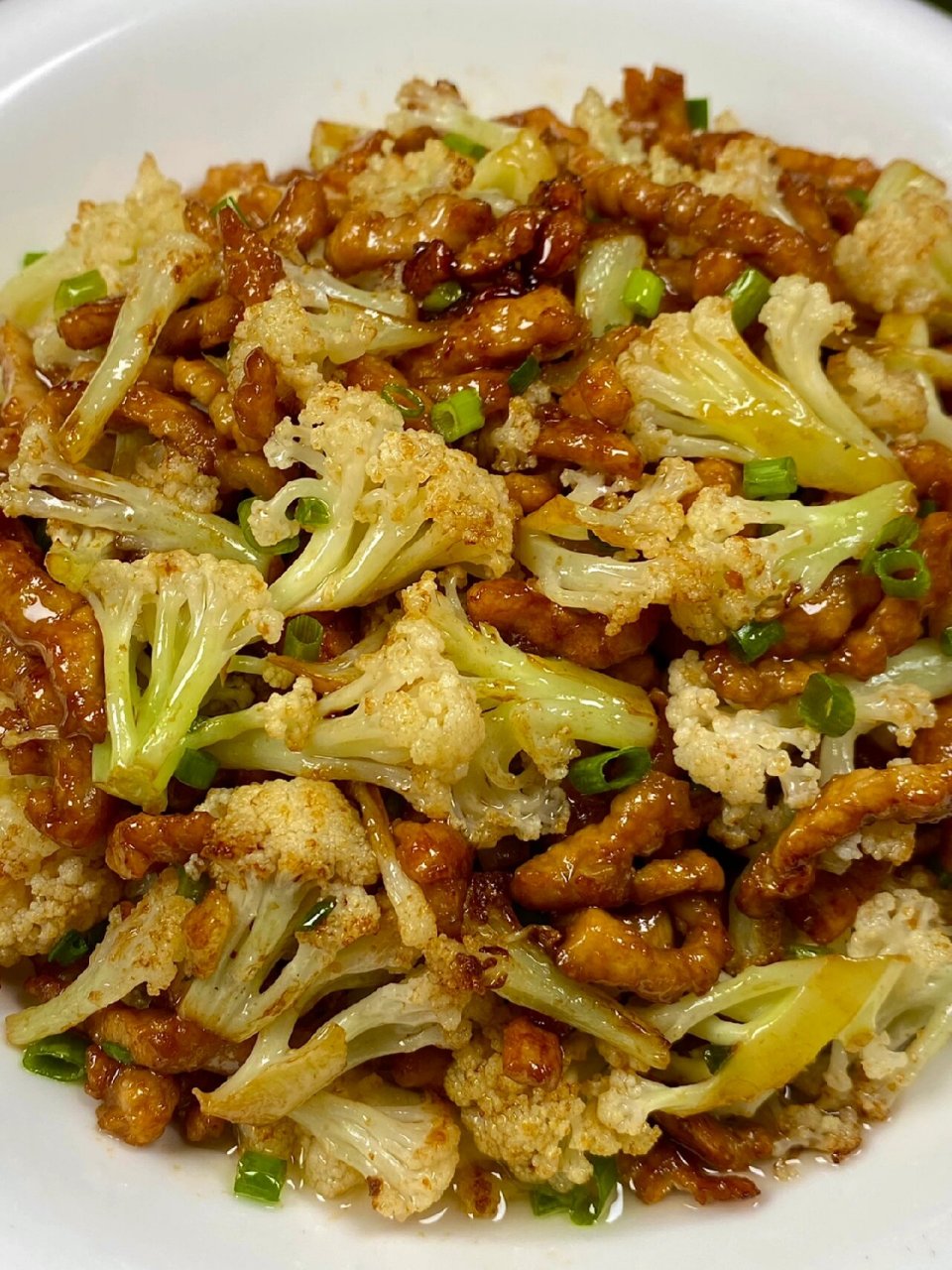 肉丝嫩滑嫩滑的,大人小孩都爱吃,快试试呦～ 食材:花菜,瘦肉,葱,蒜末