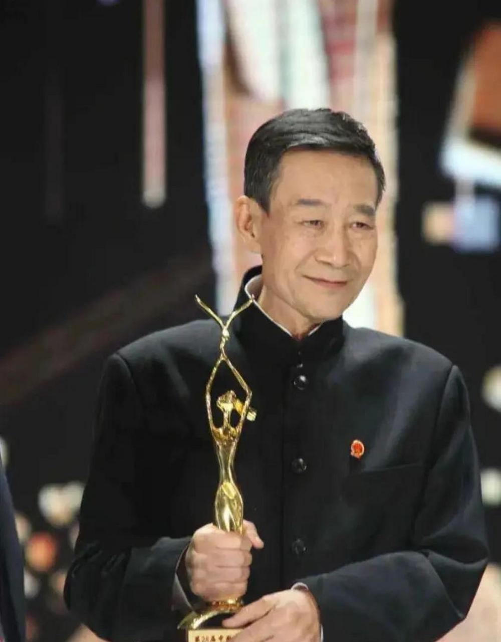 每次有灾情要捐款时,总是看不到李雪健老师,陈道明老师,张国立老师的