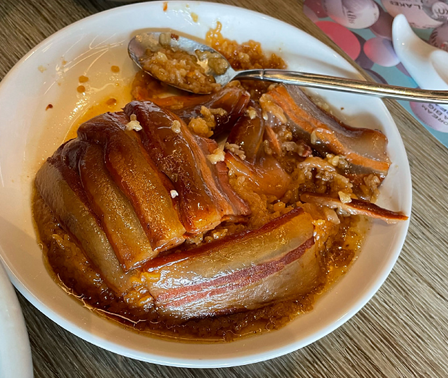 有一道非常解馋的甜味川菜叫夹沙肉,也叫甜烧白,你可以把这道菜理解为