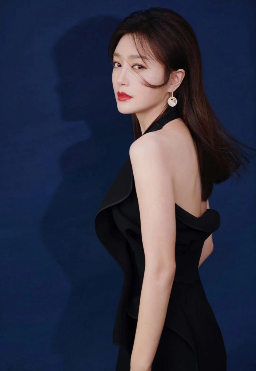 优雅自信的女性最美  秦岚穿黑裙好美,优雅自信,精致时尚,御姐范十足!