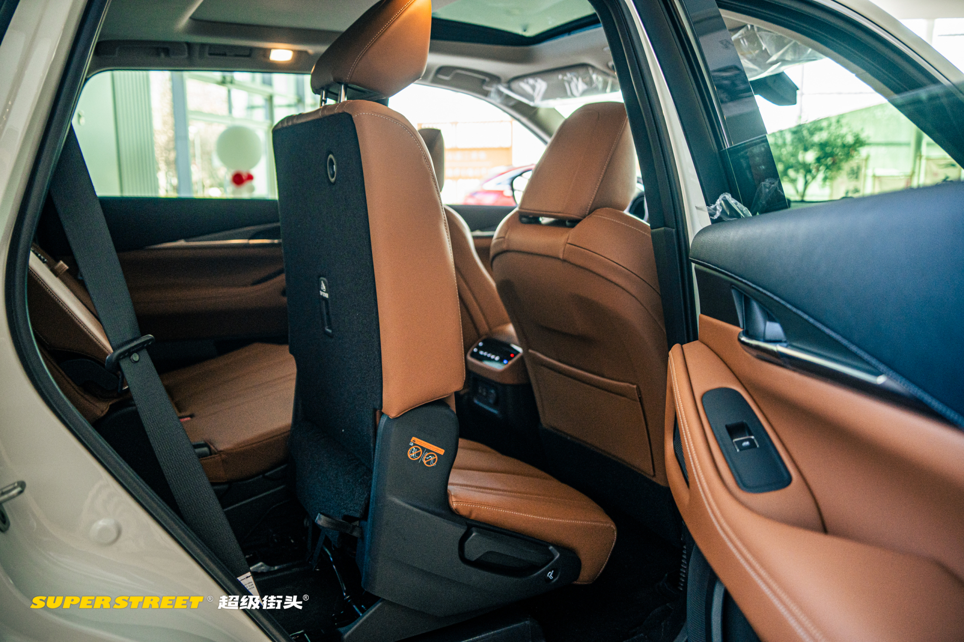 英菲尼迪qx60后排,因为平常要带家人带孩子出去玩,后排也是我很看重的