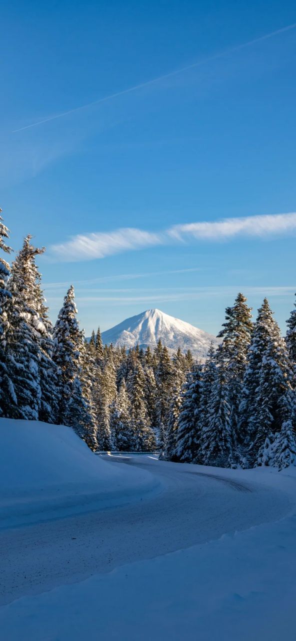 雪山风景手机壁纸 在雪山之巅,湖面如镜,天空湛蓝,三者相互映衬,构成