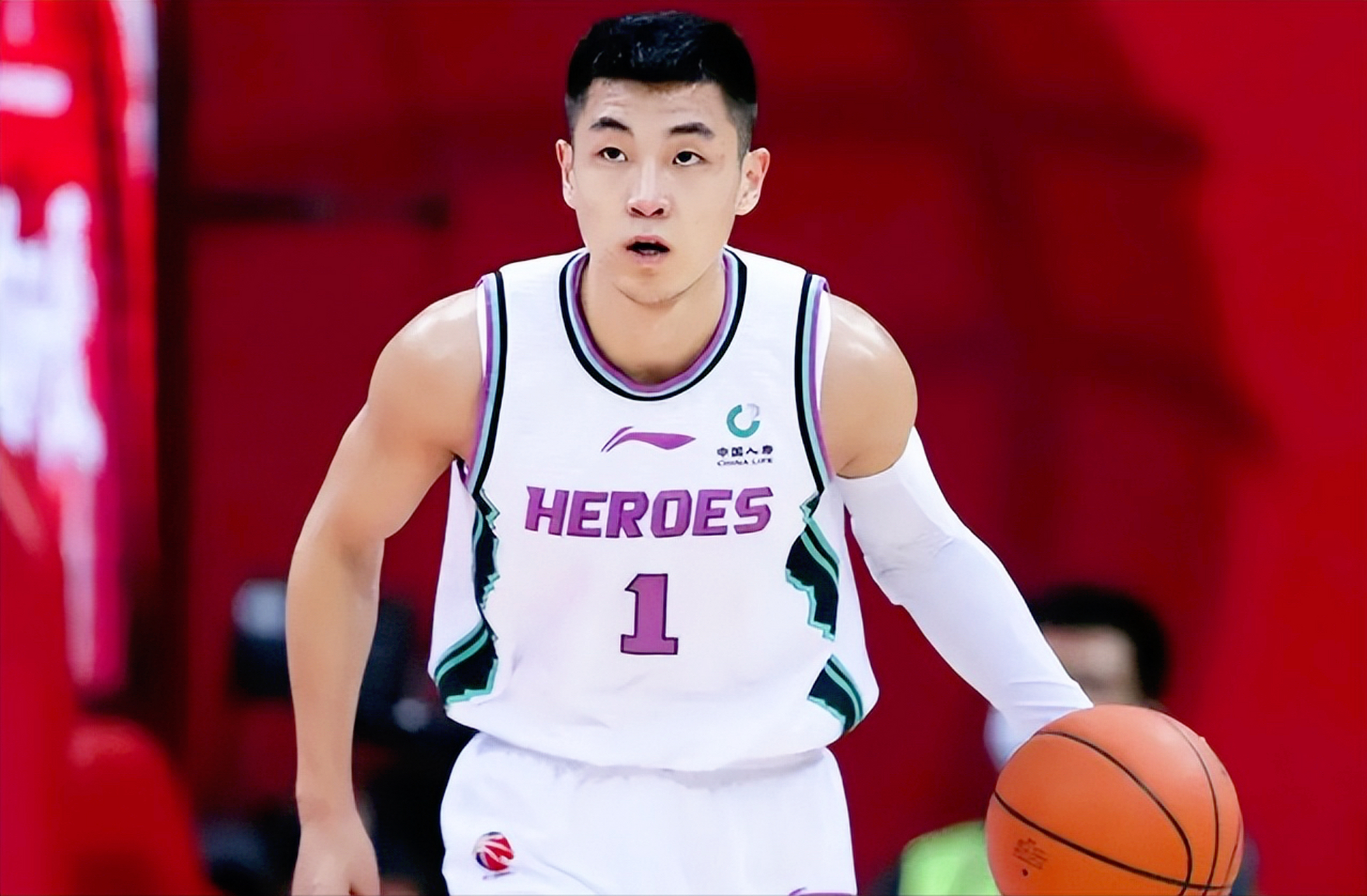 他全场比赛12中3,三分7中2拿到12分9助攻2抢断3