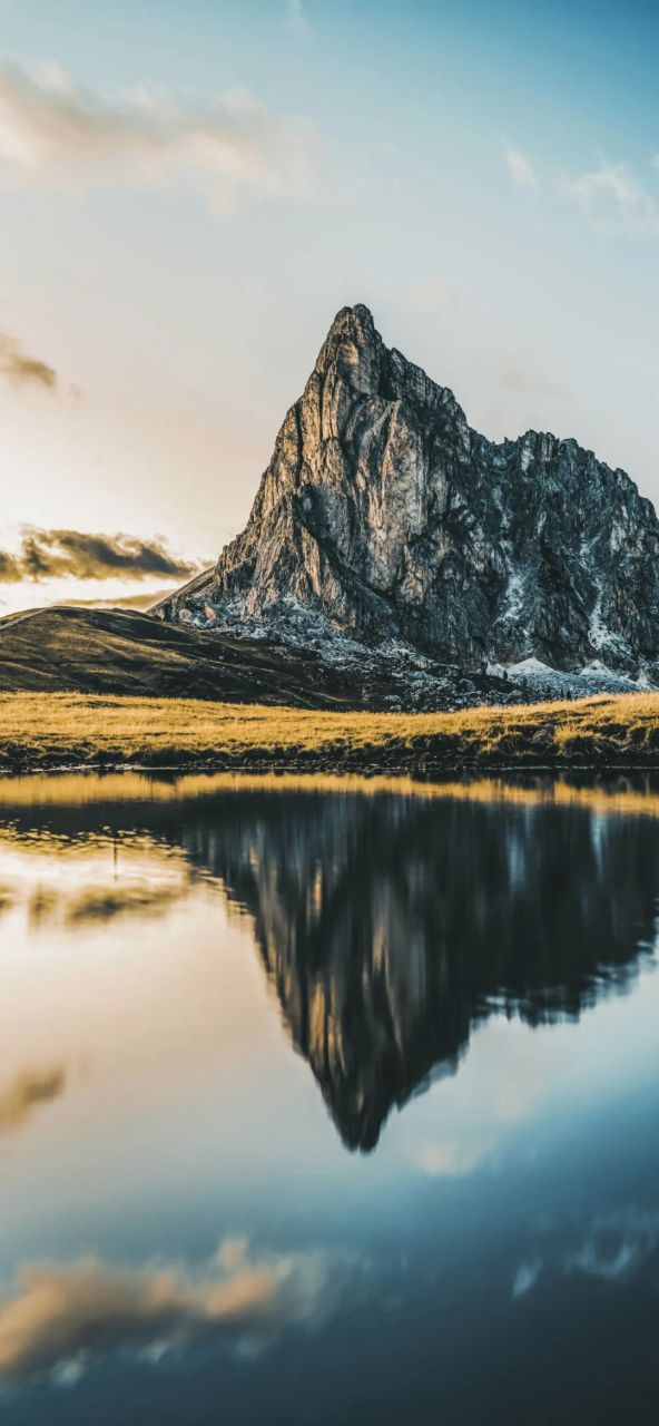 雪山风景手机壁纸 在雪山之巅,湖面如镜,天空湛蓝,三者相互映衬,构成