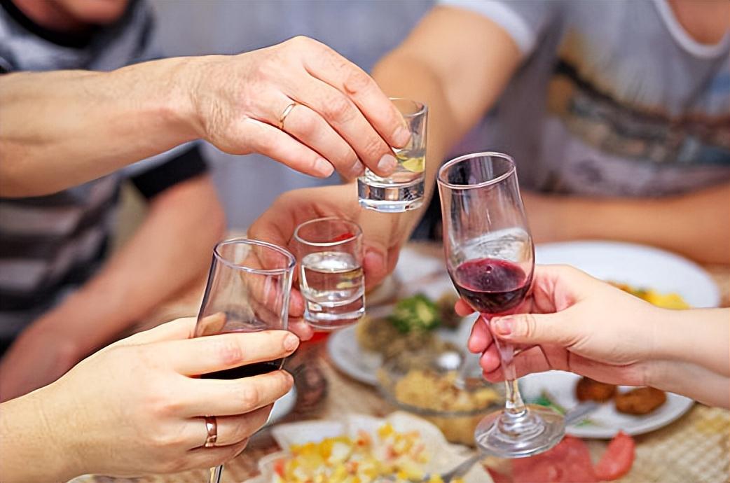 请客喝酒时,别干坐着当"哑巴",教你3句"开场白",万能好用