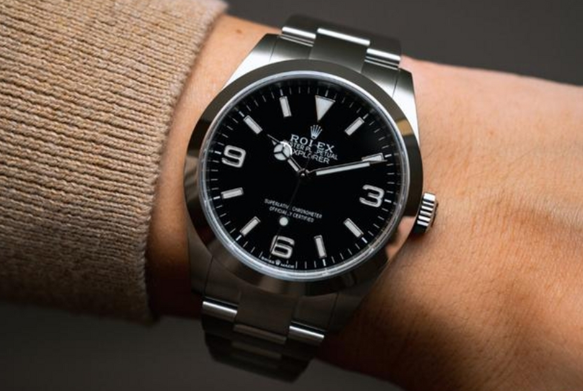 劳力士探险家一型,精钢材质,抗刮损蓝宝石水晶镜面与精准机械机芯并存