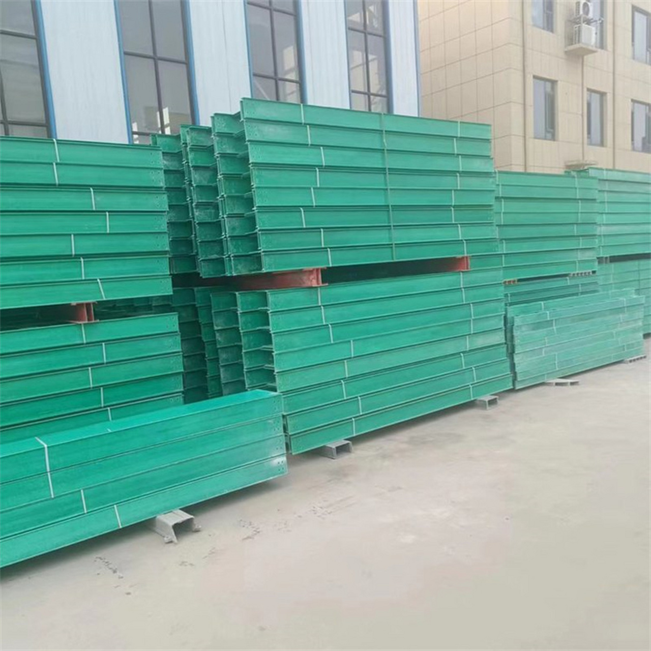 玻璃钢电缆桥架在化工,电力等领域备受瞩目,因其耐酸性能强大.