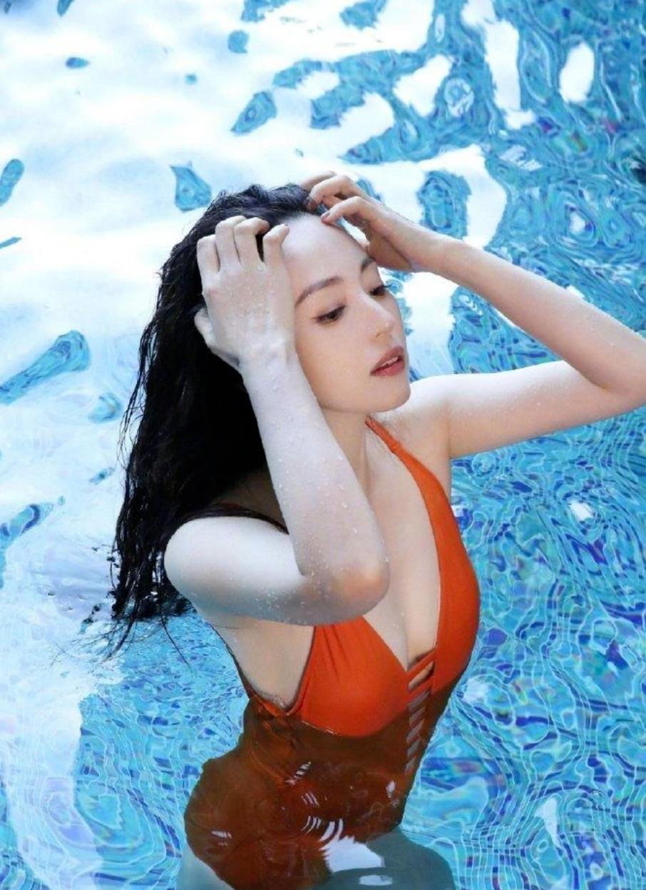 43岁董璇的泳装写真:一次大方秀事业线肤白貌美