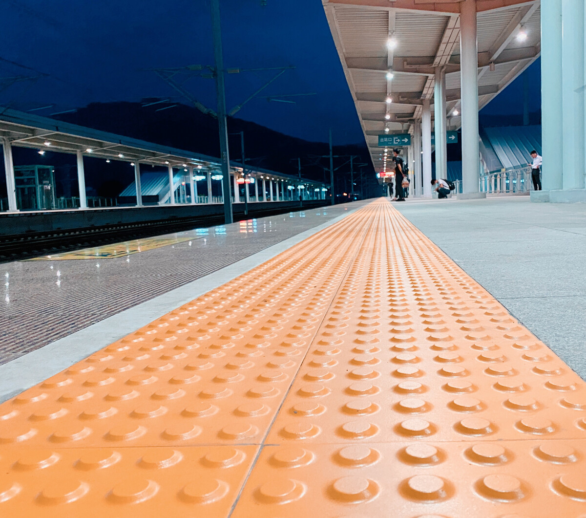 市政人行盲道建设:通体全瓷盲道砖的优势