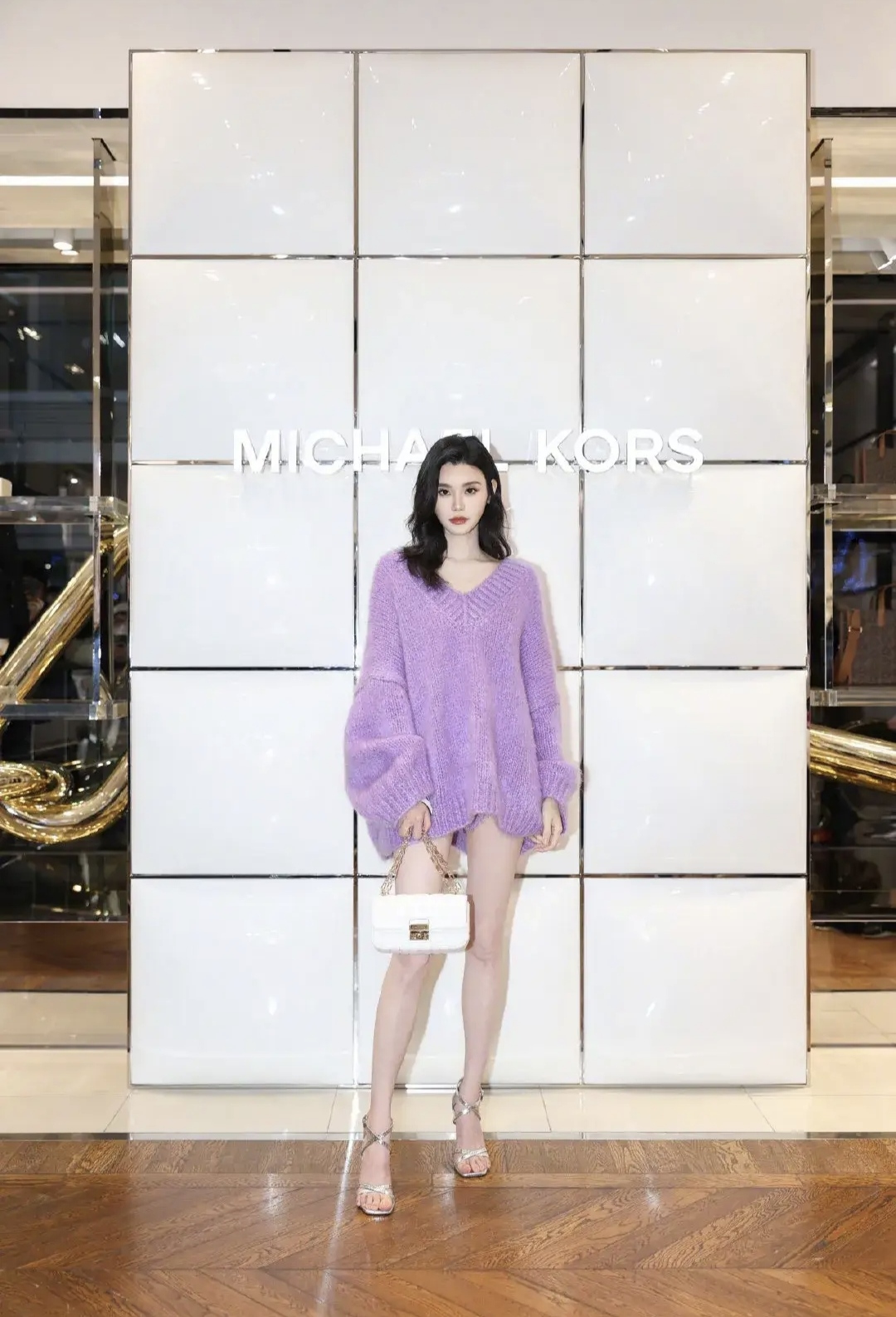 奚梦瑶出席活动,穿一件香芋紫色的宽松毛衣,露出又细又长的美腿