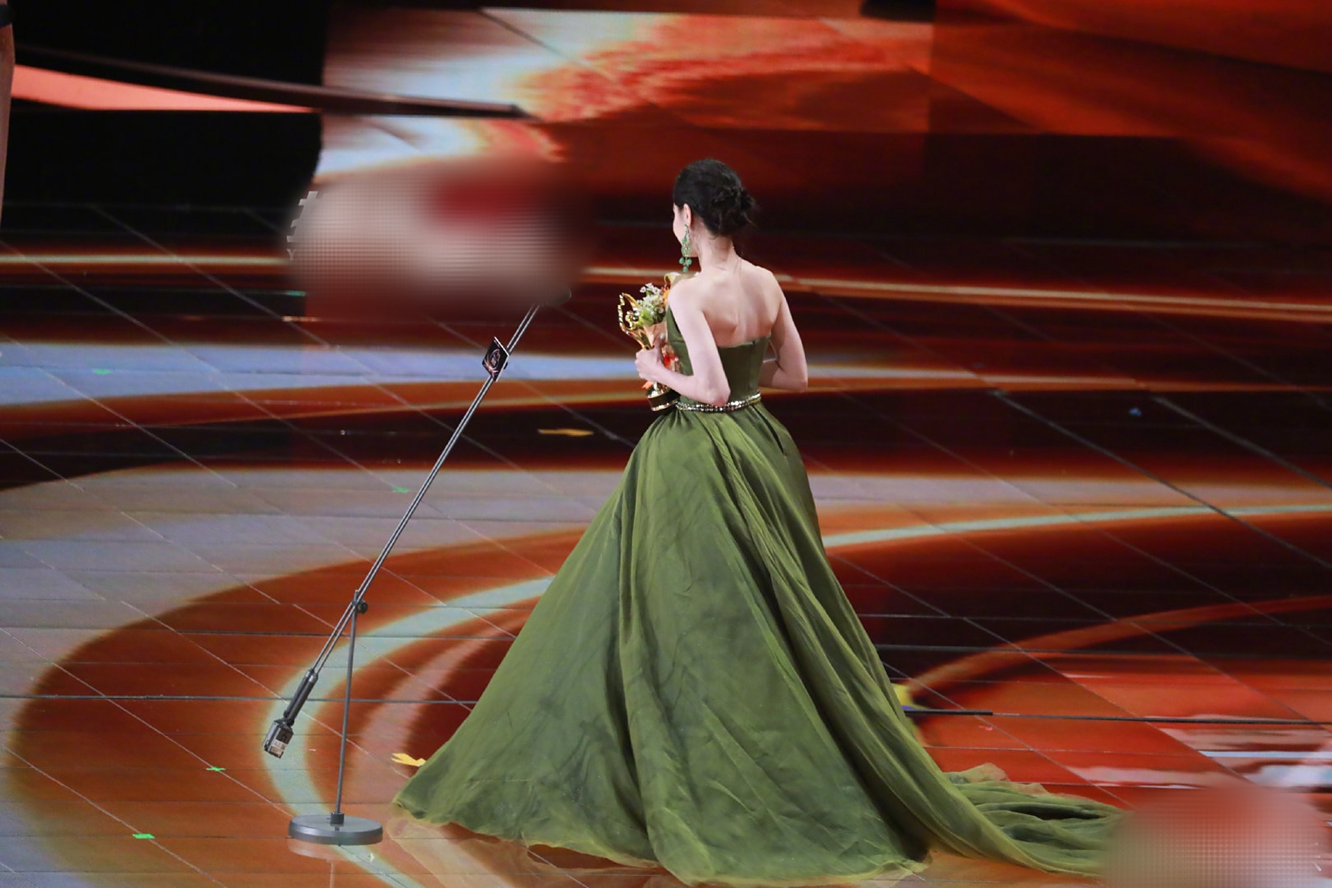 迪丽热巴内场领奖图来了!没有人可以错过这个绝美蝴蝶骨和美背!