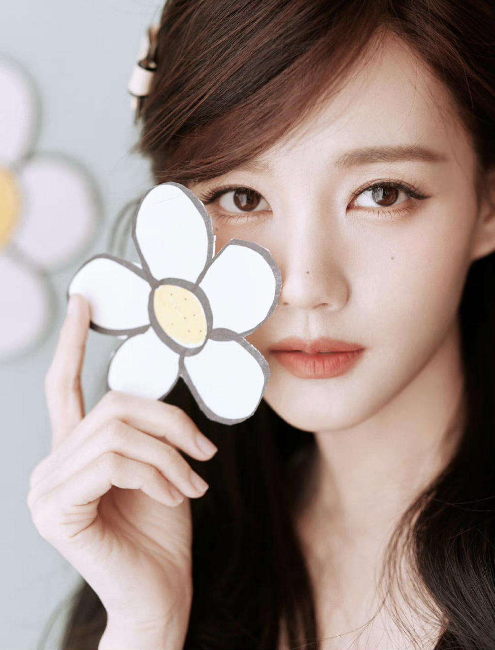 李一桐微博之夜造型,斜刘海公主头搭配花朵裙,99朵小花撒满全身,太美