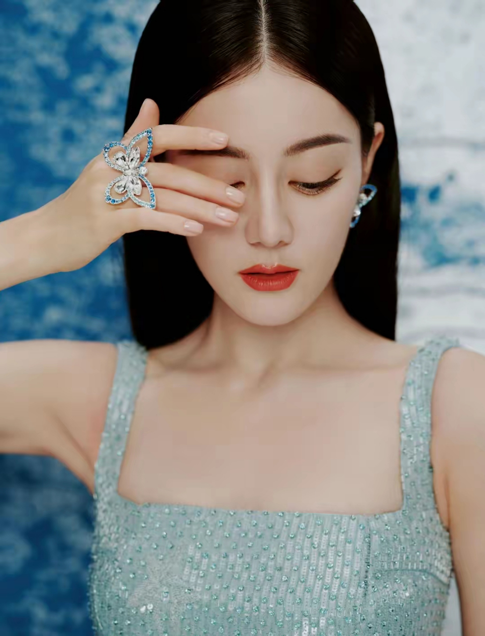 黑长直中分发型,妩媚动人,太惊艳了  一组迪丽热巴蓝色礼裙写真大片