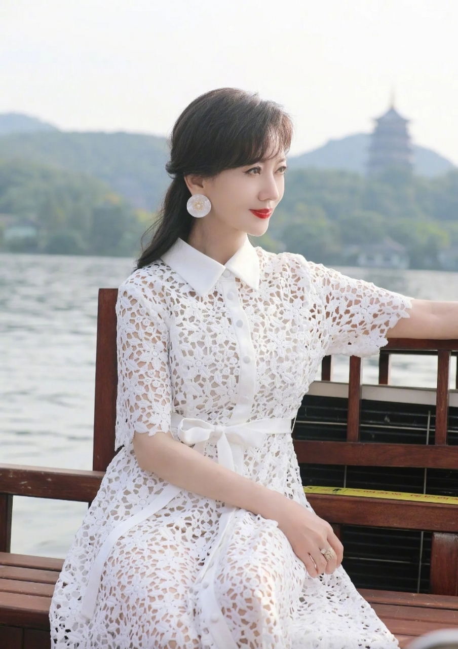 赵雅芝白裙造型 70岁的赵雅芝穿上白裙子 照样美若仙女 这状态,这减龄