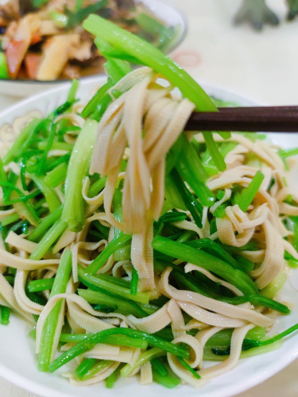 五千年食光# #美食创作者扶持计划#  芹菜炒千张: 一餐一食,一勺一饭