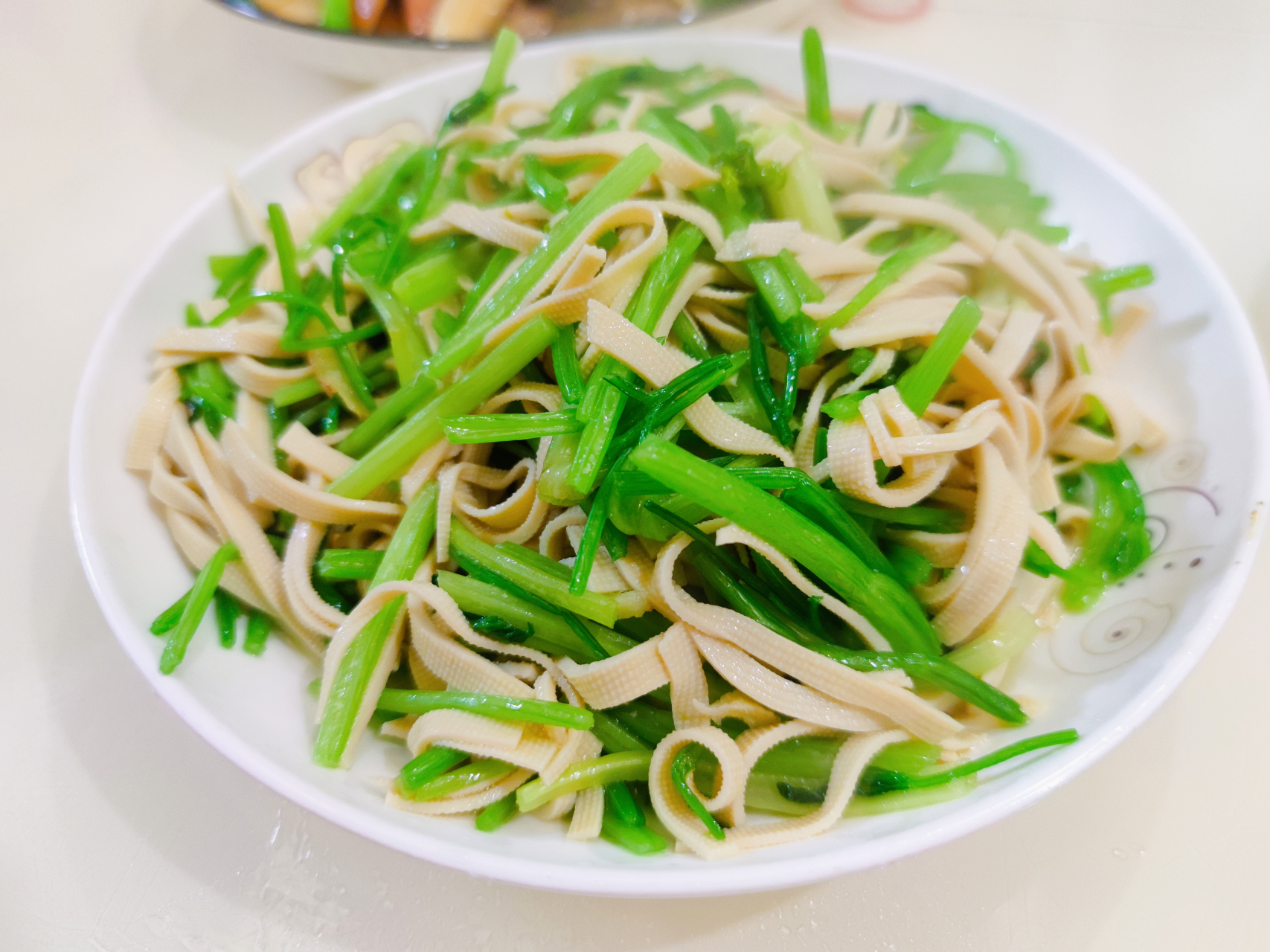 五千年食光# #美食创作者扶持计划#  芹菜炒千张: 一餐一食,一勺一饭