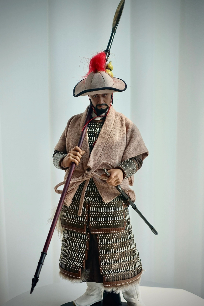 头戴范阳笠,折角幞头 身着铁札甲,貉袖的北宋禁军(重步兵)