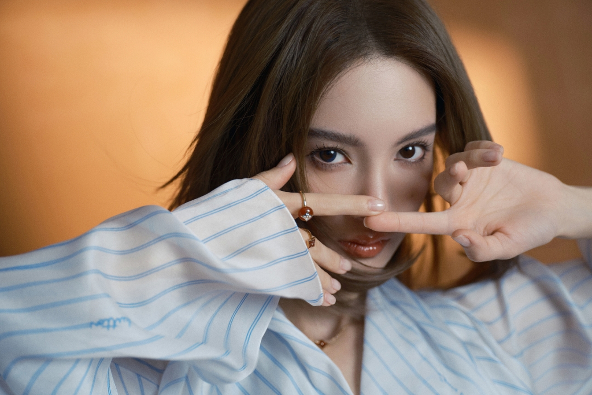 金晨微博之夜走红毯,虽然没穿礼服,不过这一身薄衣也不暖和啊!