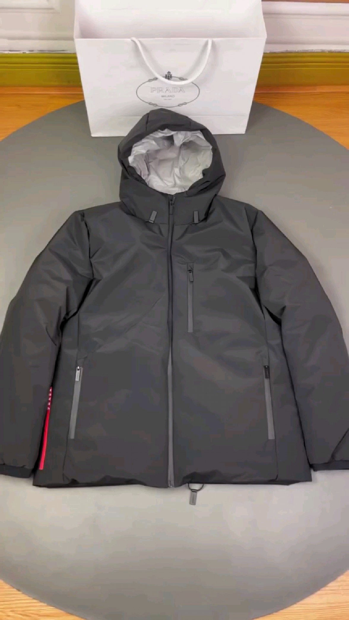 普拉达羽绒服时尚单品品质高端
