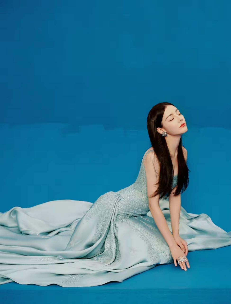 黑长直中分发型,妩媚动人,太惊艳了  一组迪丽热巴蓝色礼裙写真大片