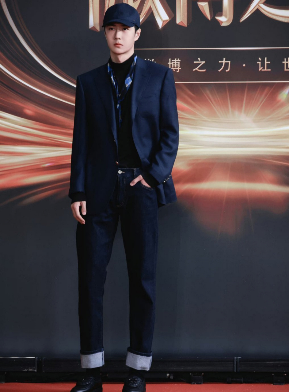 藏蓝色西服配的牛仔裤,高跟鞋和棒球帽,这混搭随性又松弛!