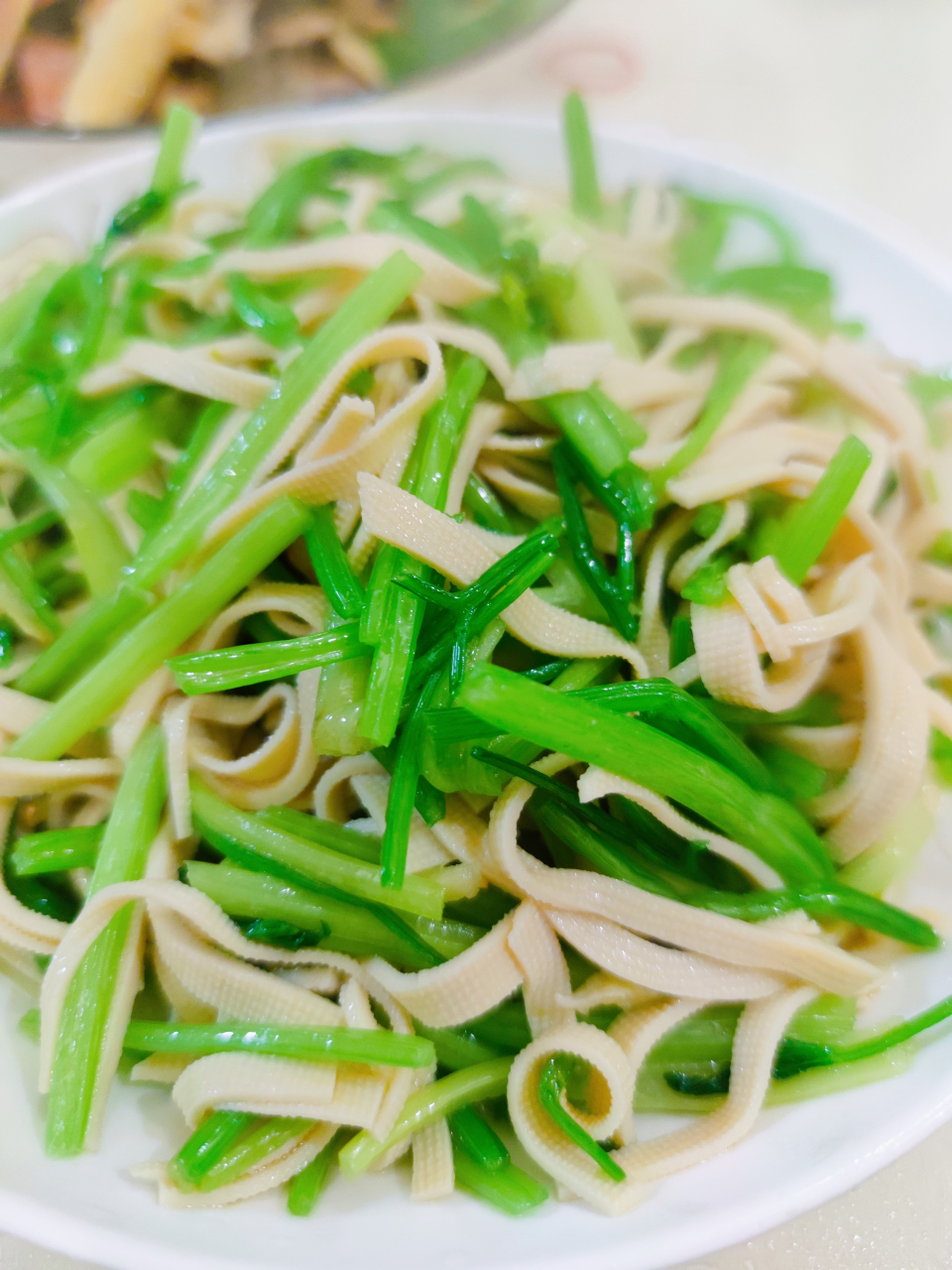 五千年食光# #美食创作者扶持计划#  芹菜炒千张: 一餐一食,一勺一饭