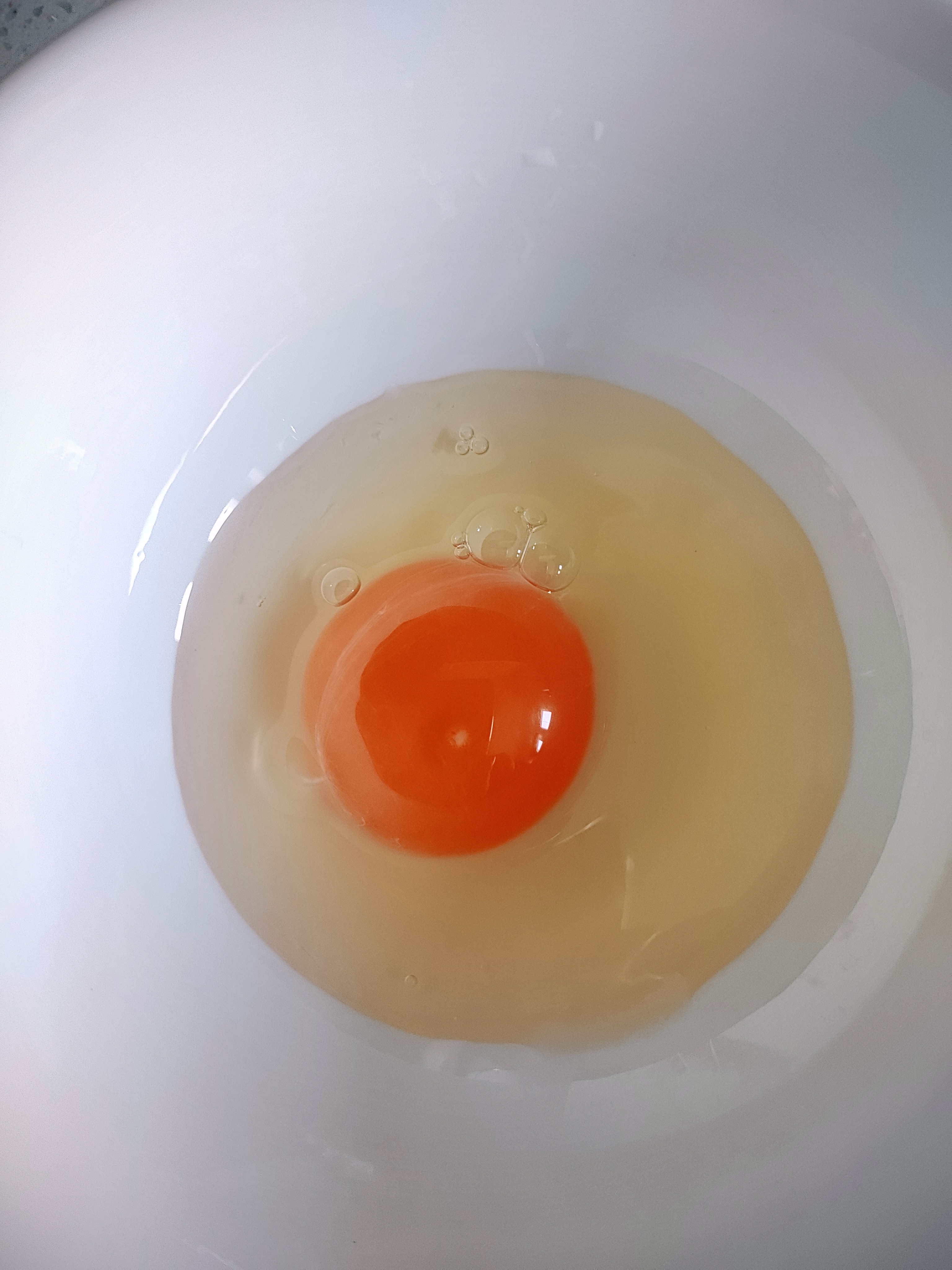 鸡蛋黄是发黄好还是发红好?