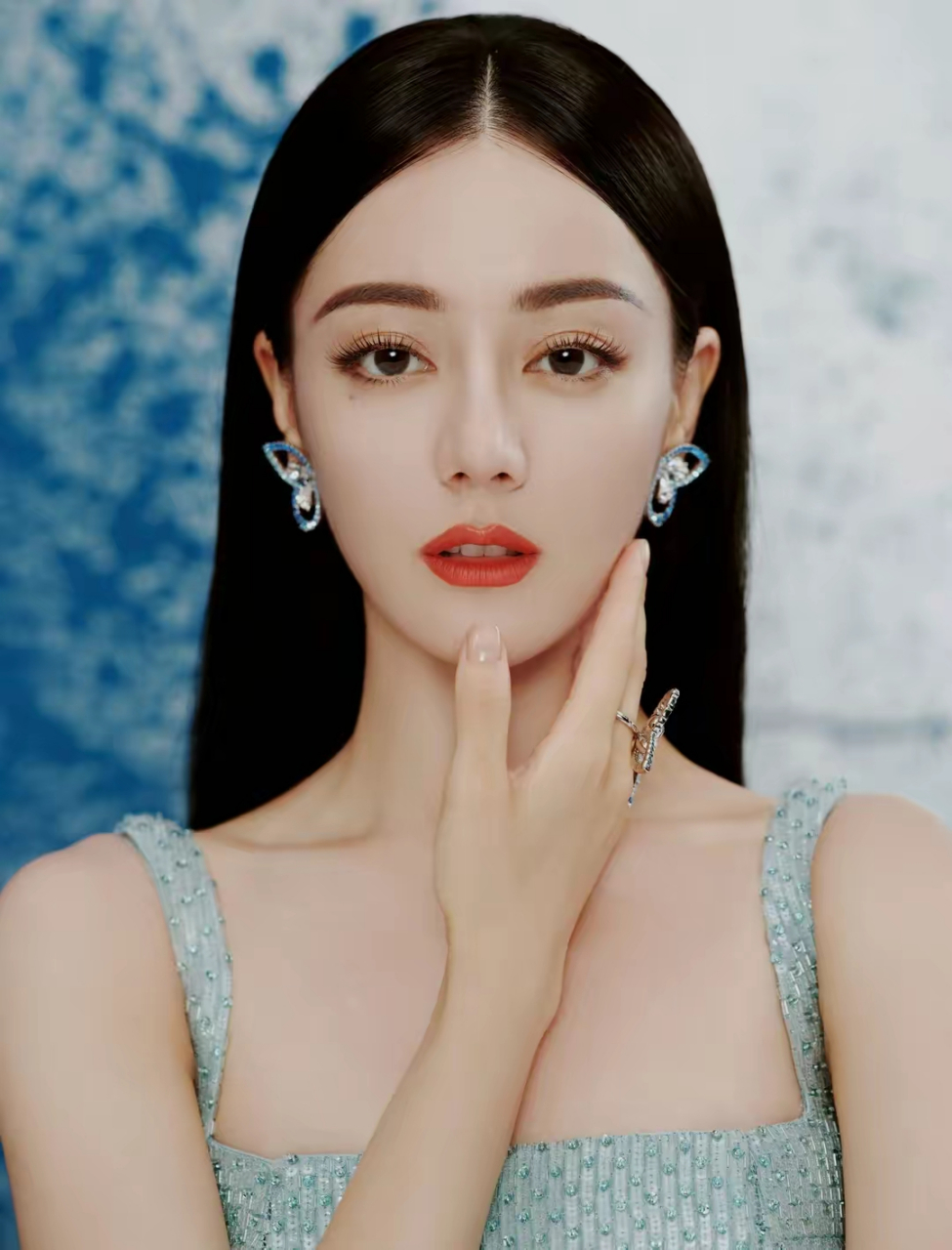 黑长直中分发型,妩媚动人,太惊艳了  一组迪丽热巴蓝色礼裙写真大片