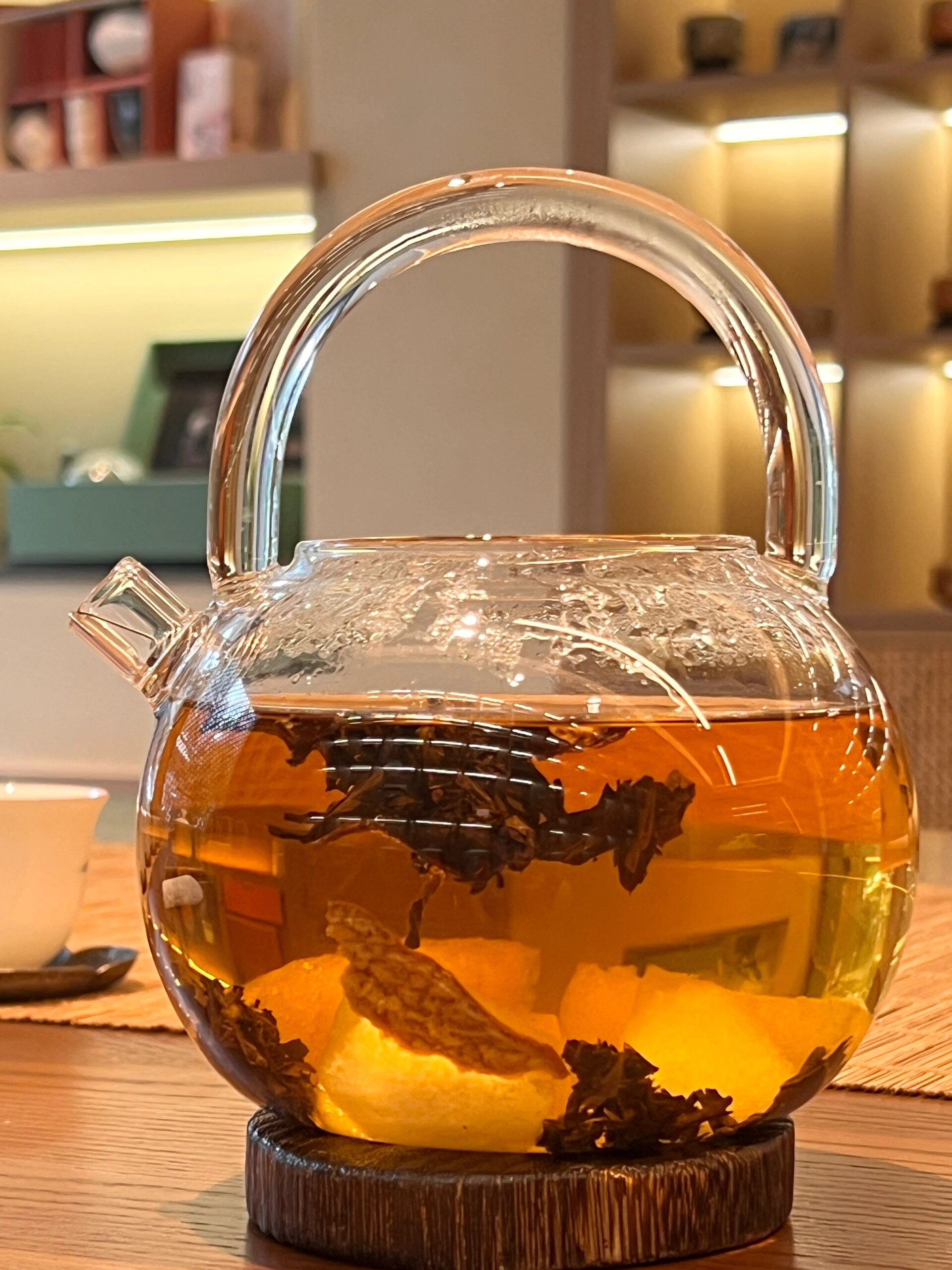 1个 2 老白茶洗茶后和陈皮煮上5分钟 3 在煮好的老白茶茶汤中放入梨