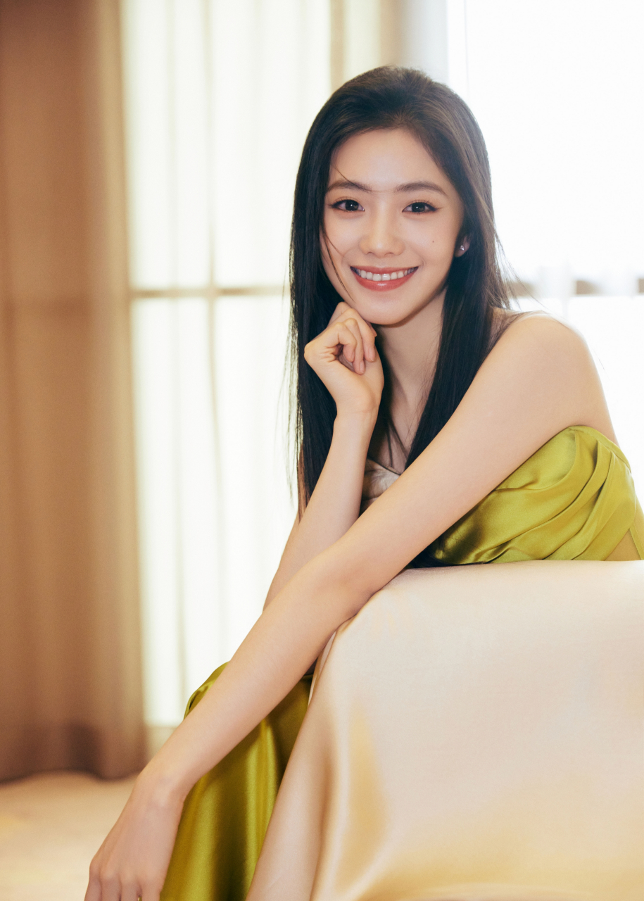 刘浩存长得好漂亮,一袭浅绿色抹胸裙,搭配长发,清纯甜美,温婉可人