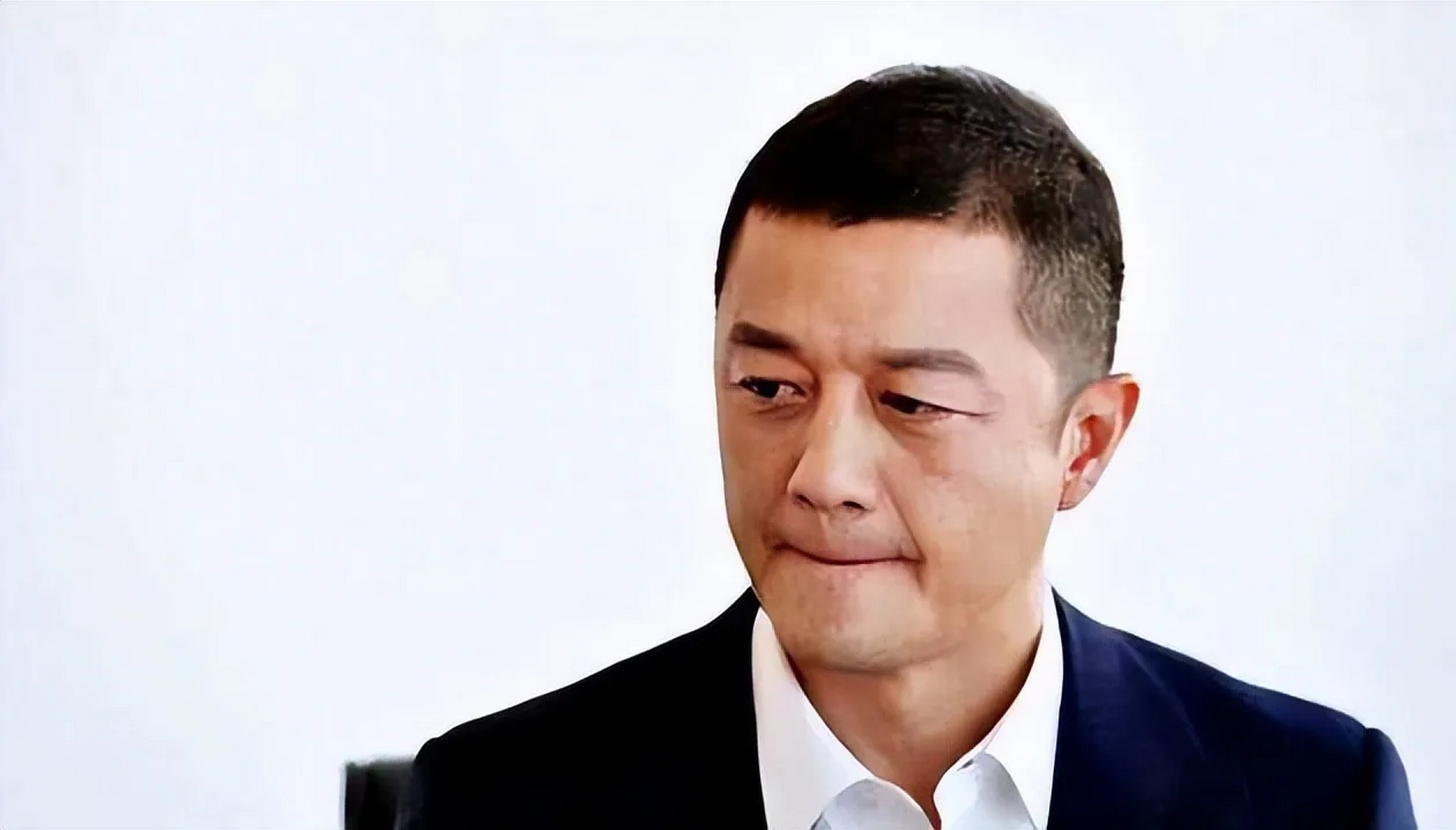 著名演员李亚鹏在直播带货中的茶叶价格高达11969元,引发网友不满和