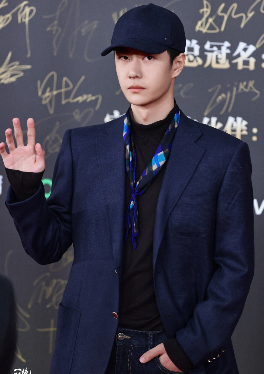 王一博微博之夜走的又是酷帅风!