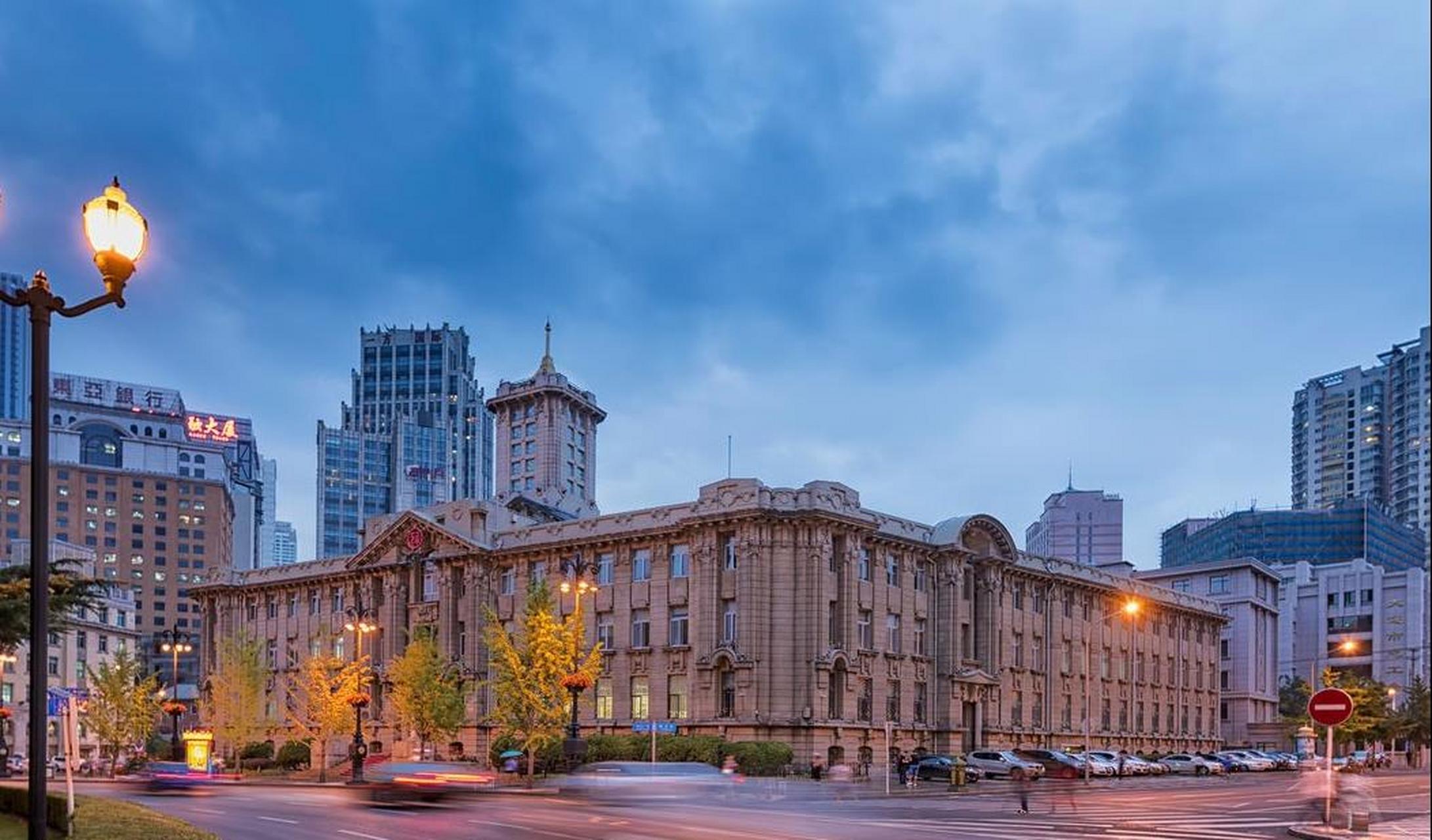 来大连吧!这座融合古今的城市,既有星海广场,华表等景点等你探访.