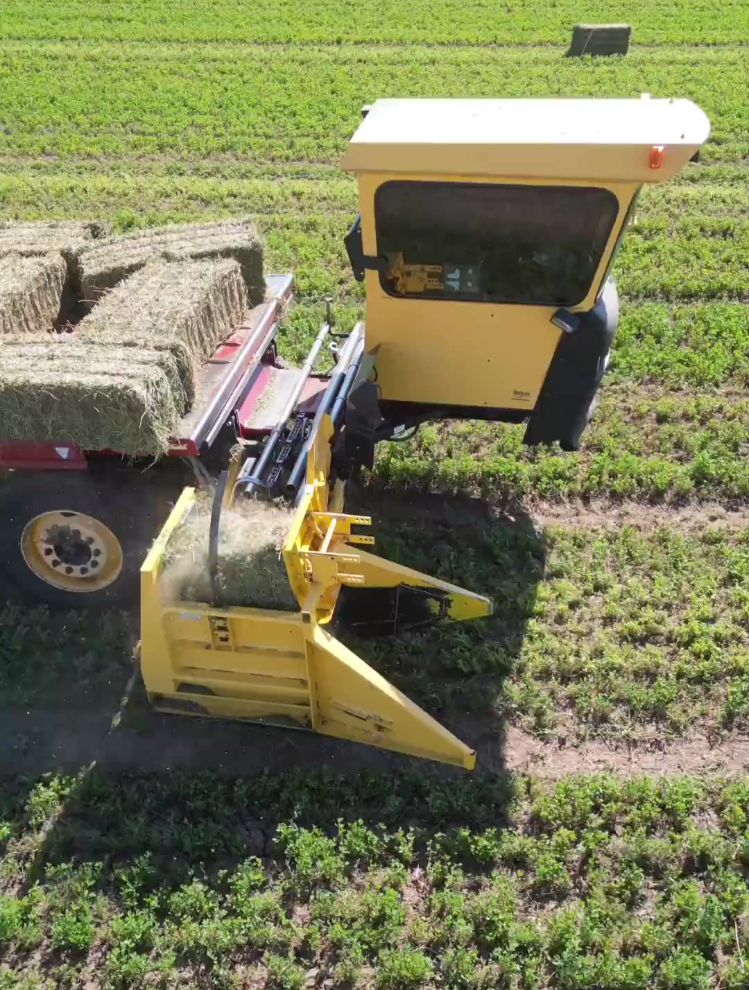 草捆自动捡拾的装车机,还能自己排序,车厢装的满满登登