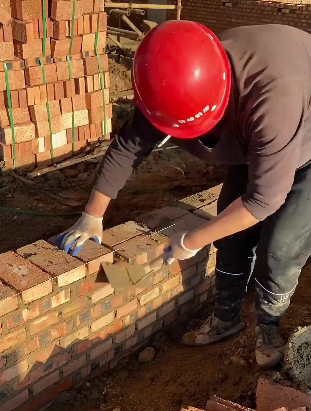 工地师傅砌墙砖,师傅这手艺太好了,墙直速度块落地灰少