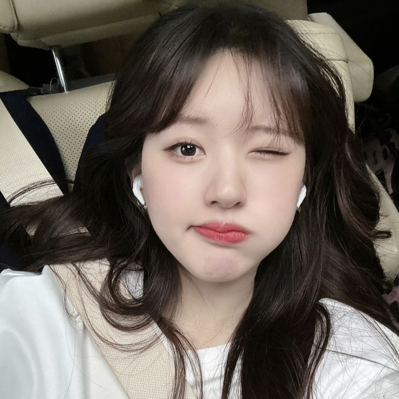 赵露思头像 她有着独有的灵气和气质, 动作可爱俏皮, 让人喜欢.