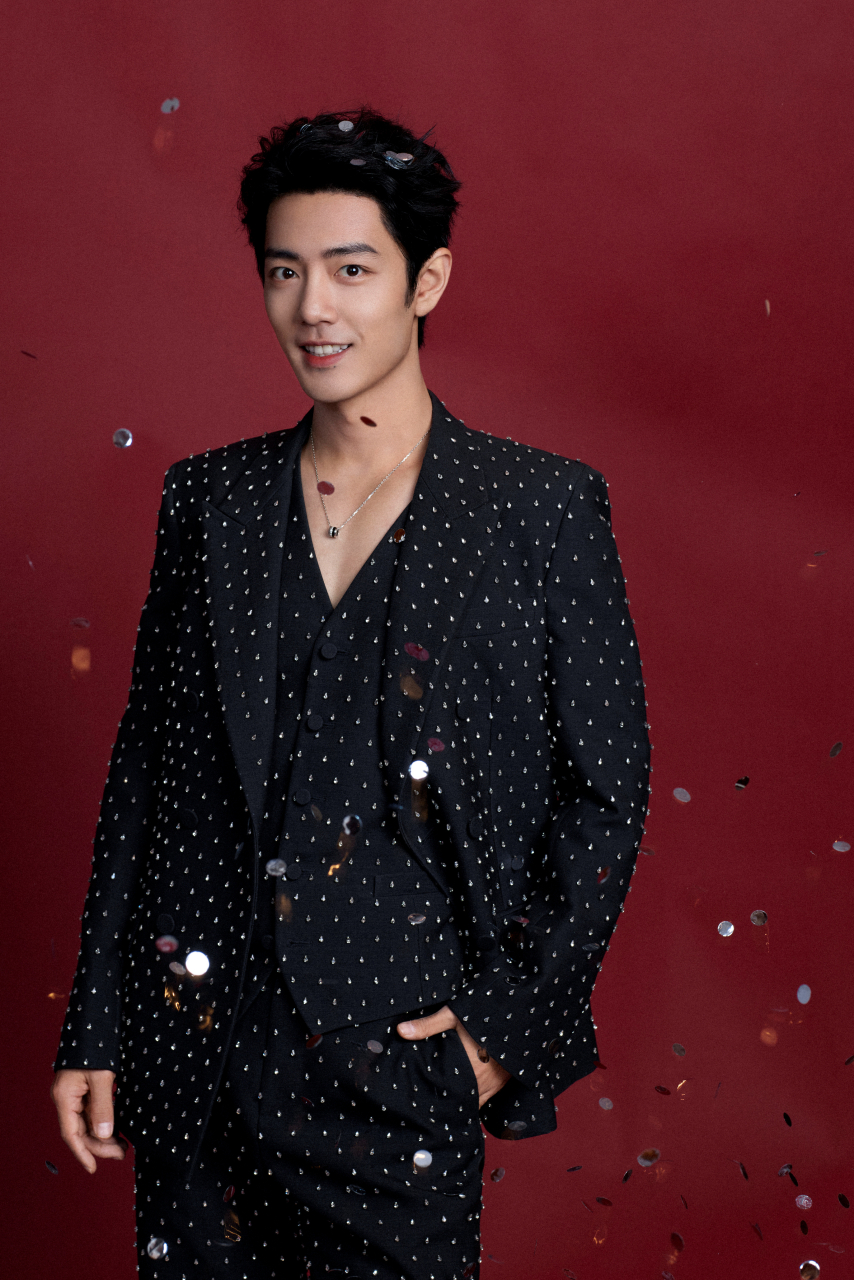 肖战工作室出图里,最喜欢这几张带点俏皮和痞帅,而肖战的红毯生图完全