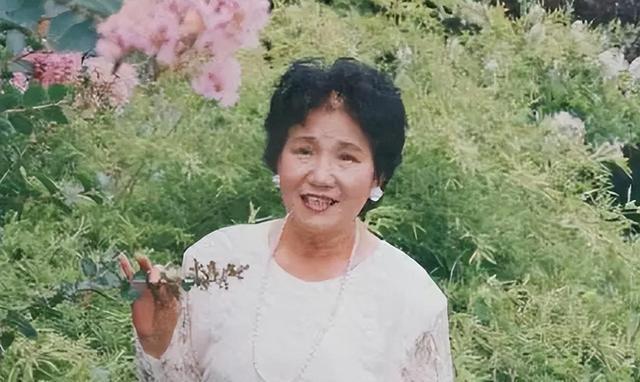 春晚一句台词识破潜伏间谍,去世23年的赵丽蓉,仍被官媒发文缅怀