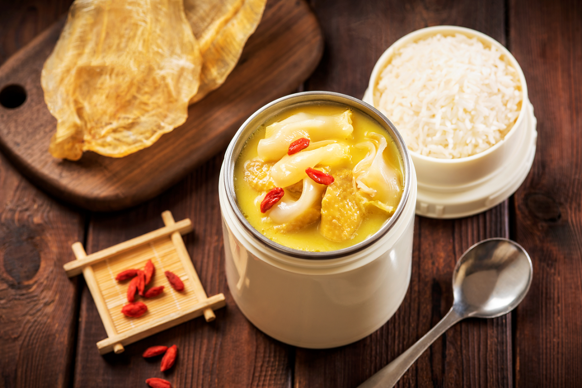 上海90年代的豪华餐馆"阿毛炖品"虽奢华但未长存.