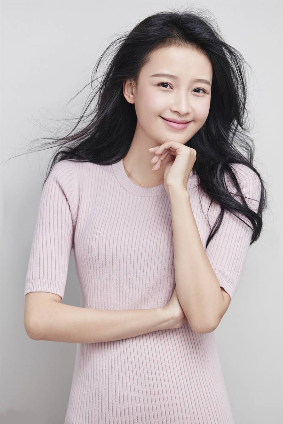 孙怡舍弃微整容,展示自然之美,传递自信与独立信号