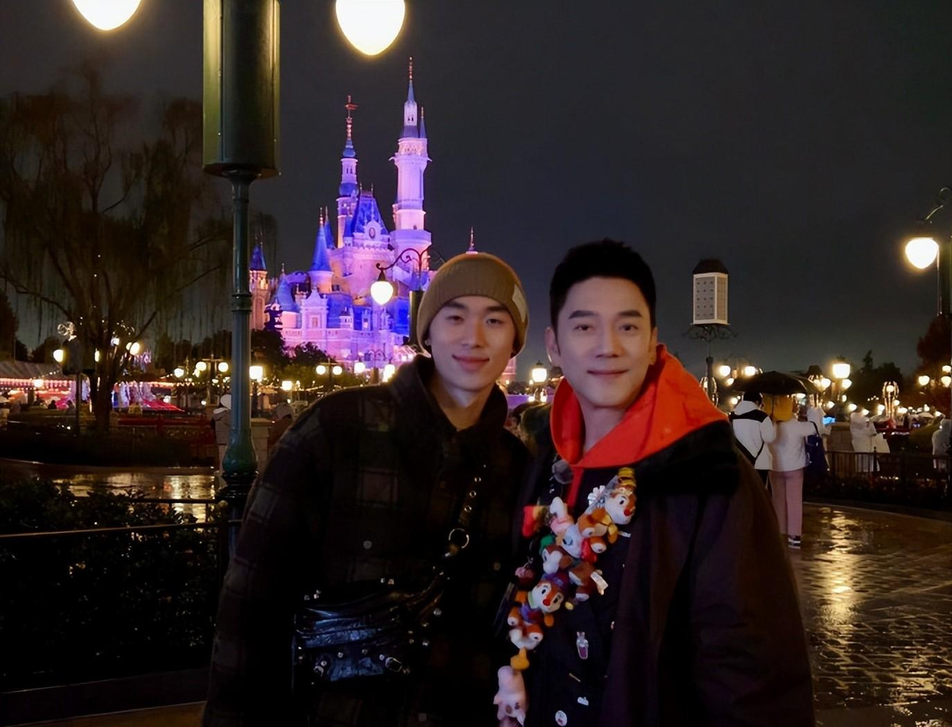 笑喷林依轮和23岁儿子游上海迪士尼网友别合影对儿子不利