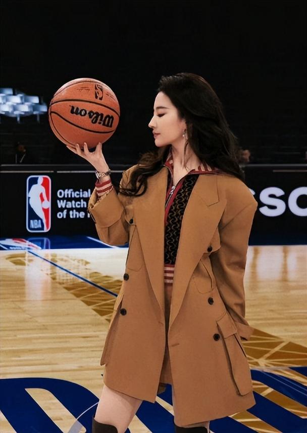 刘亦菲现身nba巴黎赛拍篮球大片亮相现场大屏幕太美了