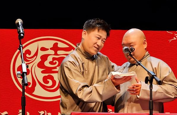 德云社包头专场圆满结束,返场合影照引热议,张鹤伦真是尊师重道